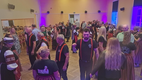 Tantsude õpetamine ja õppimine Vastseliina rahvamajas toimunud pikalauapeol. Fotod: ERAKOGU